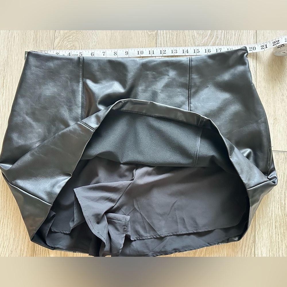 Abercrombie & Fitch Black Faux Leather Skort XL - Picture 2 of 3